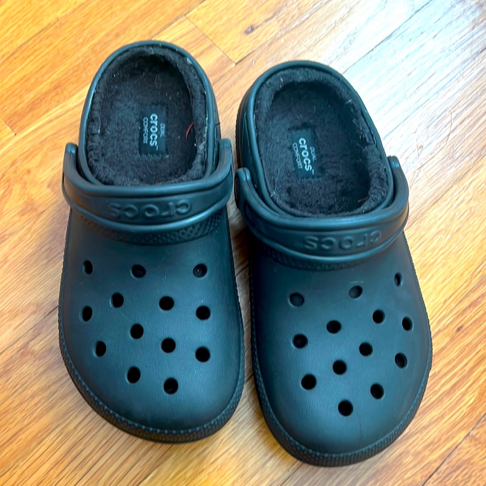Woman’s lined crocs black